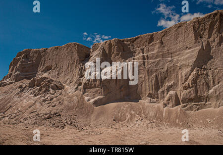 Un gros tas de sable grain fin la création d'une falaise. Banque D'Images