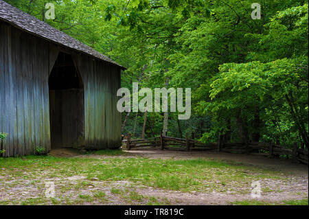 L'un des nombreux bâtiments anciens colons dans la vallée de Cades Cove Tennessee's Great Smoky Mountains Banque D'Images