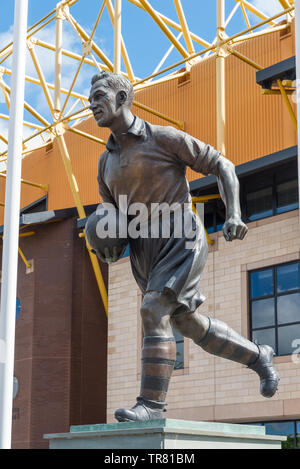 Statue de Billy Wright, ancien joueur de Wolverhampton Wanders, à l'extérieur de Molineux Banque D'Images