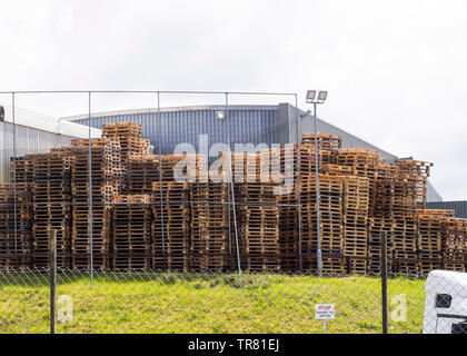 Des piles de palettes en bois, Launceston, Cornwall, UK Banque D'Images