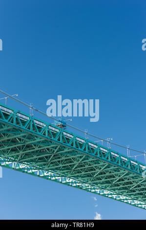 Le pont peint en vert d'un pont suspendu vu par le dessous. Banque D'Images