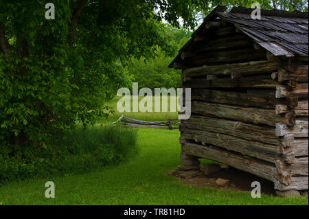 Une dépendance sur un vieux settler's homestead dans la vallée de Cades Cove Tennessee's Great Smoky Mountains. Banque D'Images