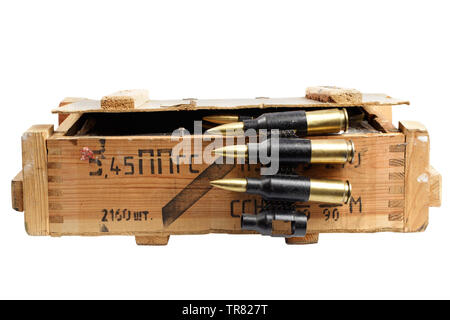 Boîte de munitions de l'armée soviétique. Texte en russe - type de munition ('5,45 - 5,45 mm PPSG' cartouches pour fusil d'assaut AK74), le numéro de lot et la production Banque D'Images