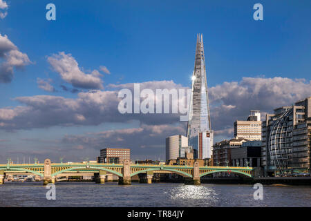 Le Shard London avec la solarisation et réflexion de la lumière dans la Tamise, Rive sud avec Southwark Bridge et London Bridge Southwark London UK derrière Banque D'Images