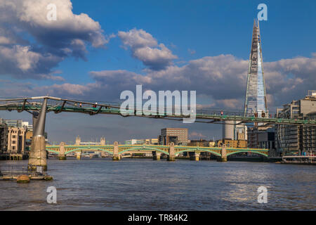 Londres, la passerelle du millénaire et de l'Écharde de London Southwark Bridge, vu de bateau en fin d'après-midi Tamise South Bank London SE1 Banque D'Images