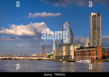 Conteneurs maritimes complexe de l'hôtel, Bank Tower Cityscape, Tamise, Oxo Tower & Wharf, l'un avec le London Blackfriars Shard et Tate Modern UK Banque D'Images