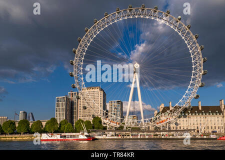 Le London Eye, Marriott County Hall et Shell AC de Westminster Pier Victoria Embankment avec City Cruises bateau d'Westminster London England UK Banque D'Images