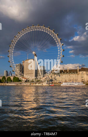 Le London Eye, Marriott County Hall et Shell AC de Westminster Pier Victoria Embankment reflète dans Tamise Westminster London England UK Banque D'Images