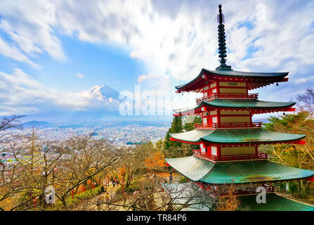 Vue sur le temple japonais en automne avec le Mont Fuji en arrière-plan au Japon. Banque D'Images