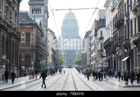 Les enfants et les familles palying et marcher sur le railwaytracks de la rue de la régence pendant la célébration des 150 ans de tramways, Bruxelles Banque D'Images