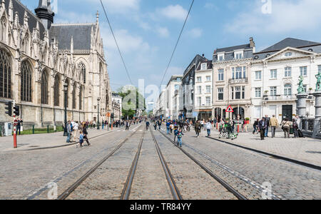 Les enfants et les familles palying et marcher sur le railwaytracks de la rue de la régence pendant la célébration des 150 ans de tramways, Bruxelles Banque D'Images