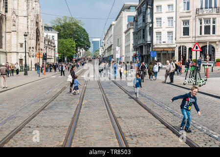 Les enfants et les familles palying et marcher sur le railwaytracks de la rue de la régence pendant la célébration des 150 ans de tramways, Bruxelles Banque D'Images