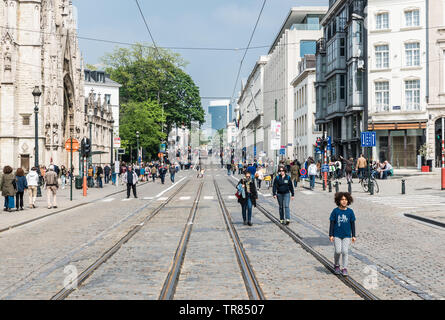 Les enfants et les familles palying et marcher sur le railwaytracks de la rue de la régence pendant la célébration des 150 ans de tramways, Bruxelles Banque D'Images