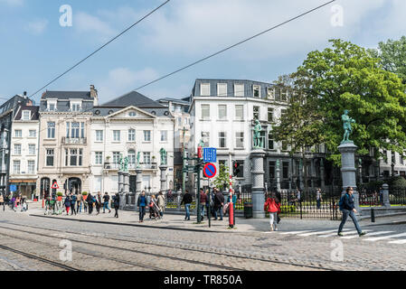 Les enfants et les familles palying et marcher sur le railwaytracks de la rue de la régence pendant la célébration des 150 ans de tramways, Bruxelles Banque D'Images