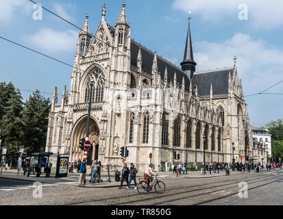 Les enfants et les familles palying et marcher sur le railwaytracks de la rue de la régence pendant la célébration des 150 ans de tramways, Bruxelles Banque D'Images