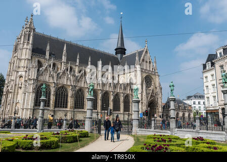 L'Eglise du Sablon Eglise et le parc d'Egmont dans le centre-ville de Bruxelles au cours d'une journée ensoleillée au printemps Banque D'Images