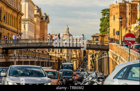 ROME, ITALIE 04 OCTOBRE 2018;des rues de Rome, l'embouteillage sur la rue Via degli Annibaldi dans le quartier du Colisée. Banque D'Images