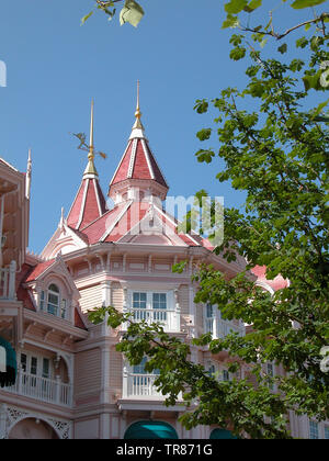 Partie de l'immense extravagance kitsch appelé Disneyland Hotel, à l'entrée du parc à thème, Disneyland Paris, France Banque D'Images