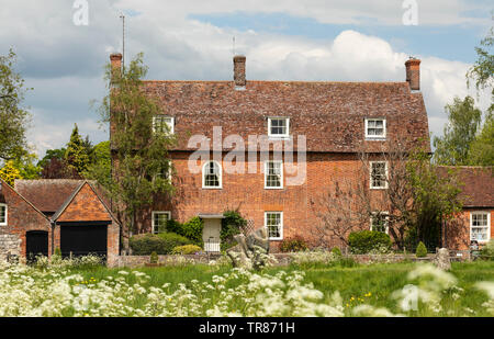 Une grande maison en brique rouge dans la rue High, Avebury, Wiltshire, Angleterre, Royaume-Uni Banque D'Images