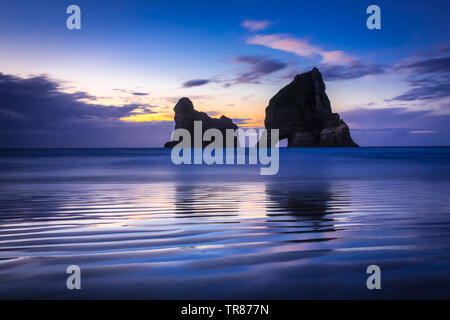 Wharariki Beach at sunset, South Island, New Zealand Banque D'Images