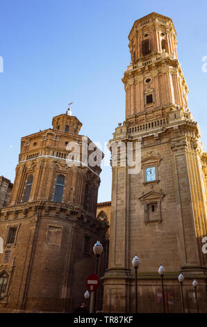 Tudela, Navarre, Espagne - Février 13th, 2019 : 17e siècle tour Renaissance de la cathédrale Sainte Marie de Tudela dans la Plaza Vieja carré de t Banque D'Images