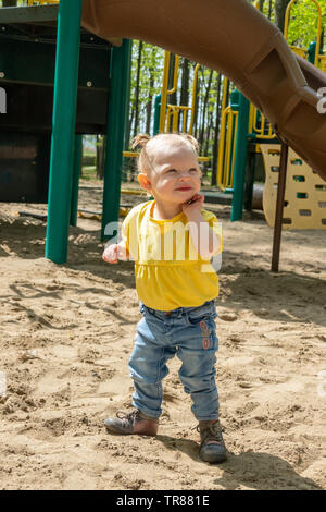 15 mois adorable blond caucasian toddler playing sur carré de sable à l'intérieur du parc public piscine Sorel-Tracy Québec Canada Banque D'Images