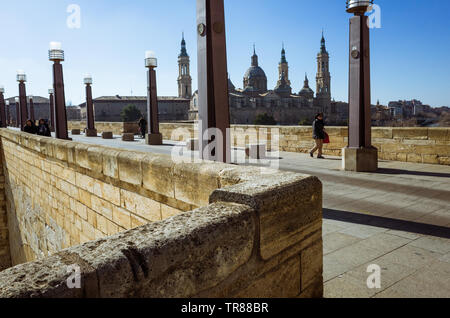 Zaragoza, Aragon, Espagne : les gens marcher sur le Puente de Piedra (pont de pierre) à travers l'Èbre, avec la Basilique de Notre-Dame du Pilier à l'arrière Banque D'Images