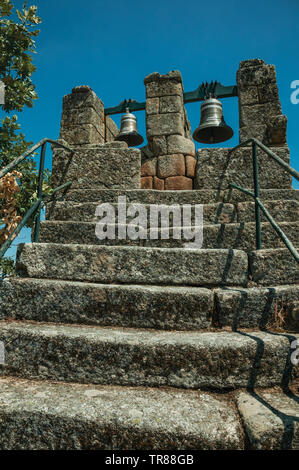 Escalier en pierre avec rampe en fer et de cloches en bronze sur le dessus, dans une journée ensoleillée à Sortelha. Une étonnante et bien préservé de hameau médiéval au Portugal. Banque D'Images