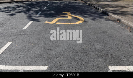 Mobilité parking sign et de l'espace marqué sur route à Widnes Banque D'Images