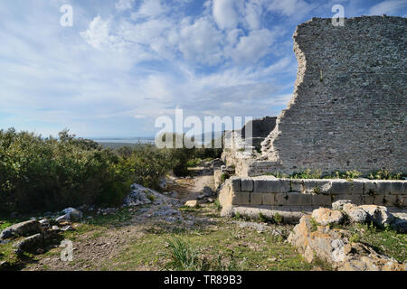 Vue panoramique sur les anciennes ruines du CSR, une ancienne ville romaine sur la colline surplombant la mer Méditerranée dans le sud de la Toscane, Italie Banque D'Images