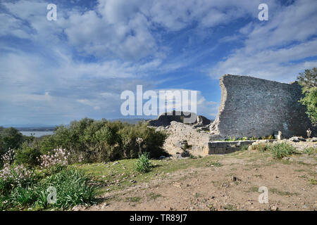 Vue panoramique sur les anciennes ruines du CSR, une ancienne ville romaine sur la colline surplombant la mer Méditerranée dans le sud de la Toscane, Italie. Banque D'Images