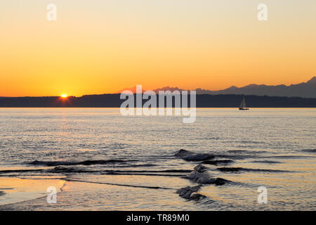 Un magnifique coucher du soleil à Golden Gardens Park, Seattle, Washington Banque D'Images