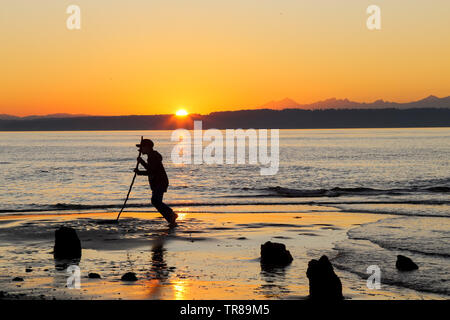 Un magnifique coucher du soleil à Golden Gardens Park, Seattle, Washington Banque D'Images