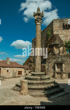 Close-up of stone pilori avec escalier et maison gothique sur la place déserte à Sortelha. Une étonnante et bien préservé de hameau médiéval au Portugal. Banque D'Images