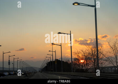 Soleil se couche sur la voie à l'aéroport international d'Incheon, Corée du Sud Incheon Banque D'Images