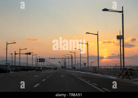 Soleil se couche sur la voie à l'aéroport international d'Incheon, Corée du Sud Incheon Banque D'Images