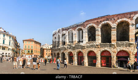 Vérone, Italie - Septembre 2018 : vue panoramique sur l'extérieur de l'Arène de Vérone, un amphithéâtre romain historique dans le centre-ville. Banque D'Images