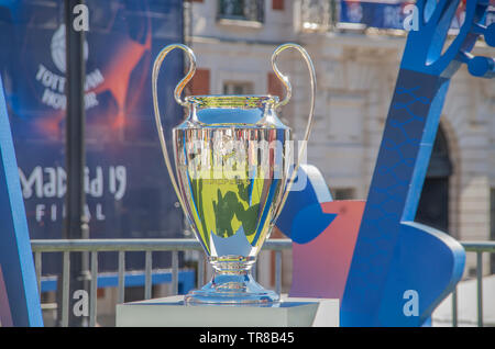 Madrid, Espagne, le 30 mai 2019. Trophée de la Ligue des Champions s'expose à la place Puerta del Sol à Madrid pour les fans de le voir et de prendre des photos avant la finale contre Tottenham gran Liverpool qui aura lieu le 1er juin. Credit : Lora Grigorova Banque D'Images