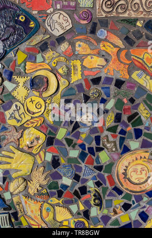 Mosaïque de carreaux sur le banc de l'arrêt de bus, de Broadway Blvd., Albuquerque, Nouveau Mexique Banque D'Images