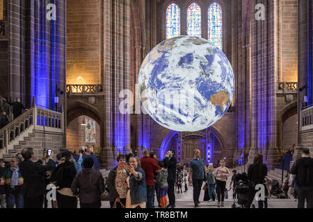 L'art de la terre d'installation de l'artiste Gaia par Luke Jerram,à la cathédrale anglicane de St James Mount,Liverpool, Merseyside, England, UK,GB,Grande Bretagne,British, Banque D'Images