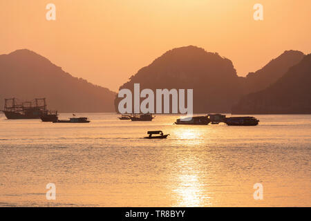 Coucher du soleil sur la baie de Cat Ba Town, Vietnam Banque D'Images