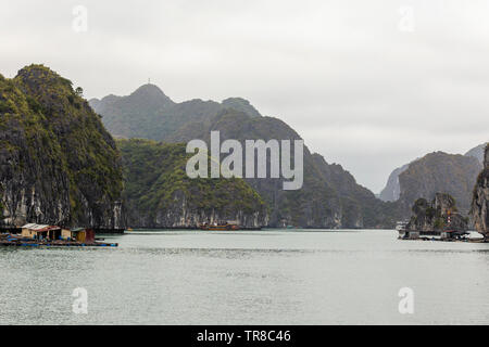 Les karsts calcaire dans la baie de Lan Ha, Vietnam Banque D'Images