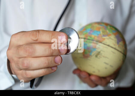 Les soins de santé en Afrique, doctor with stethoscope and globe dans sa main. Concept de réseau médical et du monde de la médecine, le contrôle des épidémies, le tourisme médical Banque D'Images