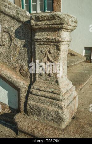 Close-up de balustre en pierre sur un vieux bâtiment baroque avec décor sculpté à Guarda. Une ville médiévale à l'est du Portugal. Banque D'Images