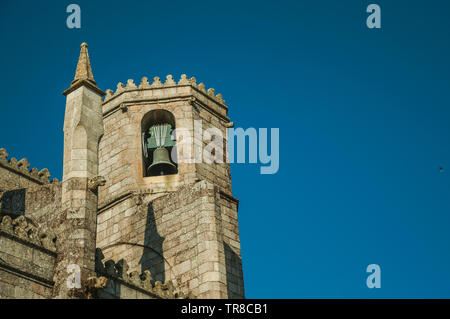 Clocher en pierre et brique avec cloche de bronze sur la cathédrale gothique de Guarda. Une ville médiévale à l'est du Portugal. Banque D'Images