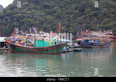 Baie de LAN HA, LE VIETNAM - février 2019 ; Village de pêcheurs flottant Banque D'Images