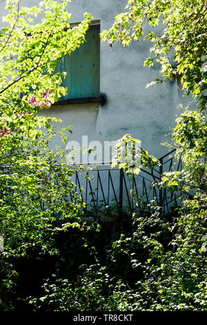 Printemps vue d'un jardin abandonné un homme mort house, Lyon, France Banque D'Images