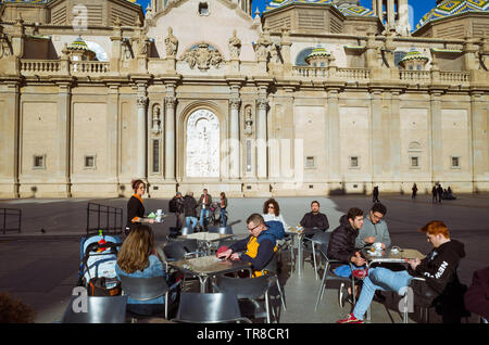 Zaragoza, Aragon, Espagne : les gens s'asseoir à un café en plein air à côté de la façade baroque de la Basilique de Notre-Dame du Pilier à Plaza del Pilar squa Banque D'Images