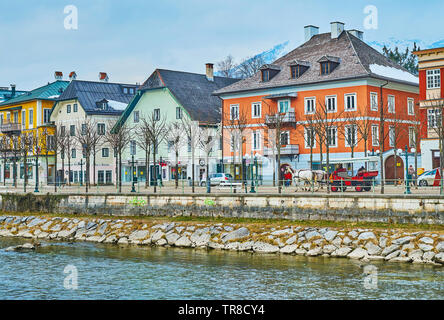 BAD Ischl, Autriche - 20 février 2019 : Les promenades en calèche le long de la pittoresque esplanade quai de la rivière Traun, le 20 février à Bad Isc Banque D'Images