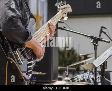 La guitare basse l'un l'instrument le plus important dans la création de sons et de musique. Il a quatre cordes. Banque D'Images